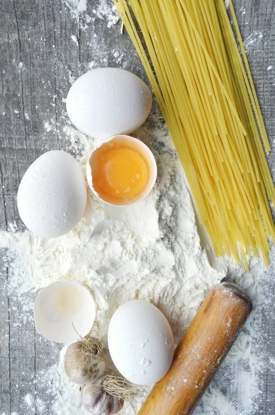 Natura morta con pasta cruda fatta in casa e ingredienti per la pasta.. processo di cottura della pasta — Foto Stock