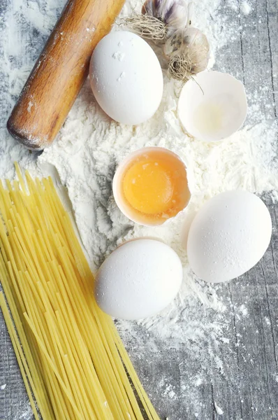 Bodegón con pasta casera cruda e ingredientes para pasta.. proceso de cocción de pasta — Foto de Stock