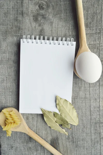 Książkę kucharską, notatnik, gotowanie, przyprawy na drewniane tła — Zdjęcie stockowe