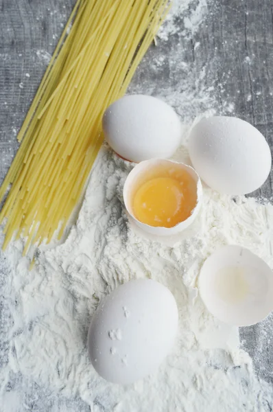 Pâtes maison crues et ingrédients pour pâtes — Photo