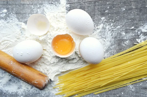 Nature morte avec des pâtes maison crues et des ingrédients pour les pâtes.. processus de cuisson des pâtes — Photo