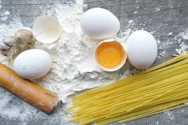 Rå hemgjord pasta och ingredienser för pasta — Stockfoto