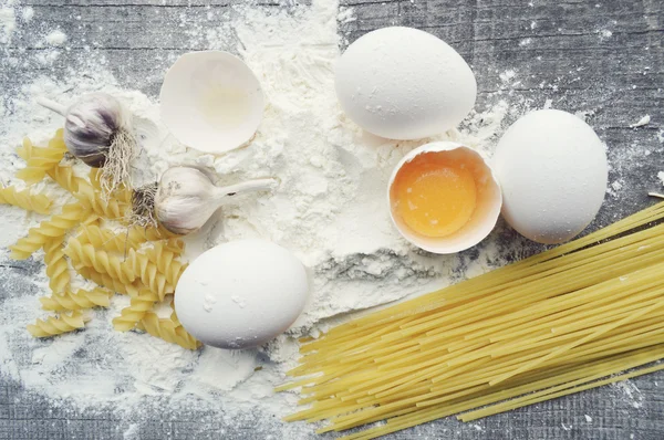 Stilleben med raw hemgjord pasta och ingredienser för pasta... processen för matlagning pasta — Stockfoto