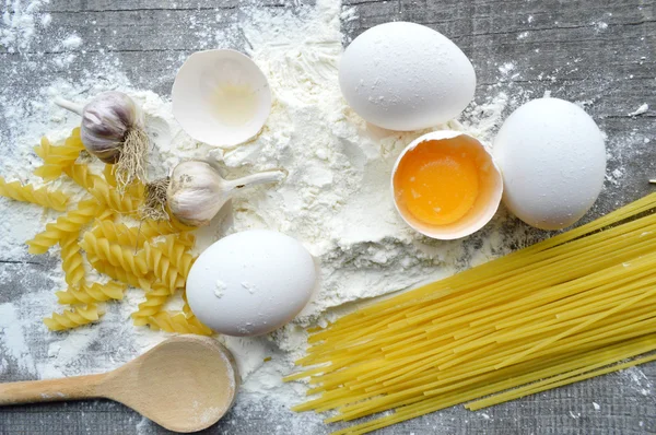 Stilleben med raw hemgjord pasta och ingredienser för pasta... processen för matlagning pasta — Stockfoto