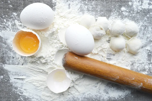 Natura morta con pasta cruda fatta in casa e ingredienti per la pasta.. processo di cottura della pasta.the processo di fare gnocchi fatti in casa, delizioso pranzo — Foto Stock