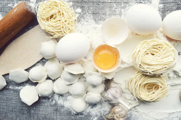 Nature morte avec des pâtes maison crues et des ingrédients pour les pâtes.. processus de cuisson pasta.the processus de fabrication de boulettes maison, délicieux déjeuner — Photo