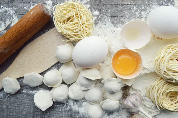 自家製生パスタやパスタの食材のある静物.自家製の餃子作りの pasta.the プロセスを調理のプロセス美味しいランチ — ストック写真