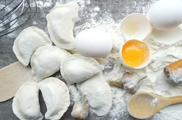 Stillleben mit rohen hausgemachten Nudeln und Zutaten für Pasta.. Prozess des Kochens pasta.the Prozess der Herstellung hausgemachter Knödel, leckeres Mittagessen — Stockfoto