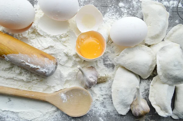 Stillleben mit rohen hausgemachten Nudeln und Zutaten für Pasta.. Prozess des Kochens pasta.the Prozess der Herstellung hausgemachter Knödel, leckeres Mittagessen — Stockfoto