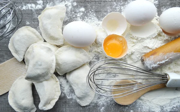 Ham ev yapımı makarna ve makarna için malzemeler ile natürmort... işlem pasta.the işlem yapma ev yapımı köfte, yemek lezzetli yemegi — Stok fotoğraf