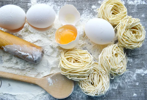 Masih hidup dengan pasta mentah buatan sendiri dan bahan-bahan untuk pasta.. proses memasak pasta.the proses membuat pangsit buatan sendiri, makan siang lezat — Stok Foto