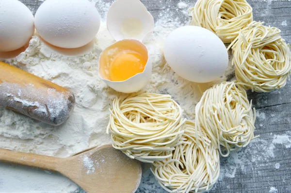 Pasta casera cruda e ingredientes para pasta — Foto de Stock