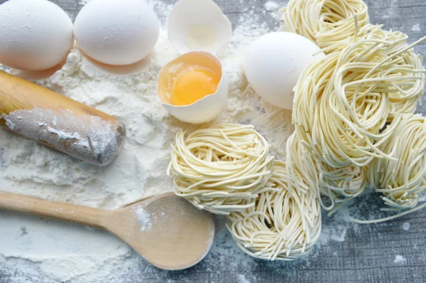 Masih hidup dengan pasta mentah buatan sendiri dan bahan-bahan untuk pasta.. proses memasak pasta.the proses membuat pangsit buatan sendiri, makan siang lezat — Stok Foto