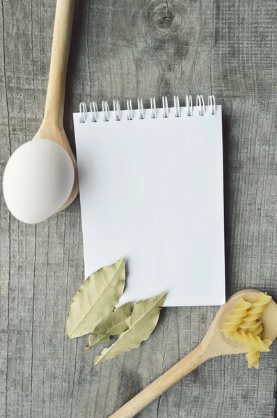 Libro de recetas, Bloc de notas, cocina, especias sobre fondo de madera — Foto de Stock