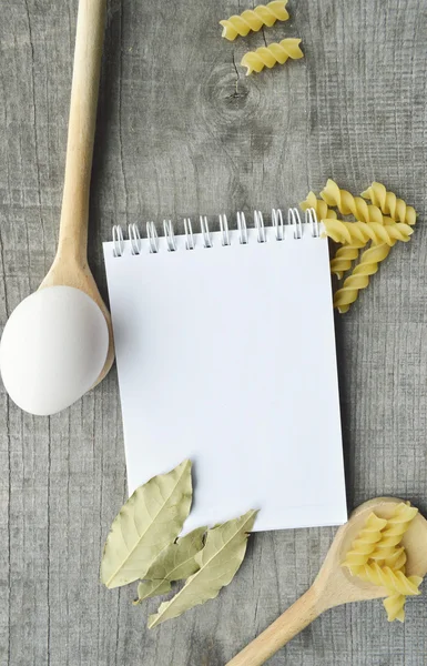 Carnet de recettes, Bloc-notes, cuisine, épices sur fond bois — Photo