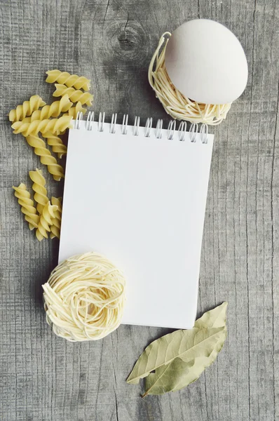 Carnet de recettes, Bloc-notes, cuisine, épices sur fond bois — Photo