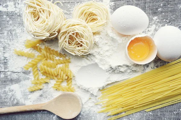 Still life with raw homemade pasta and ingredients for pasta..process of cooking pasta — Stock Photo, Image