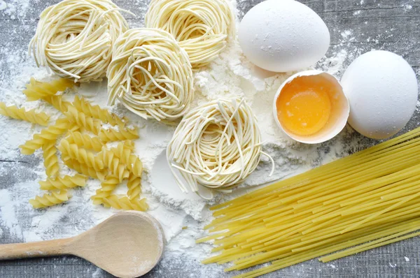 Still life with raw homemade pasta and ingredients for pasta..process of cooking pasta — Stock Photo, Image