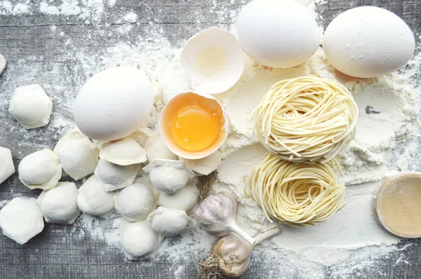 Bodegón con pasta casera cruda e ingredientes para la pasta.. proceso de cocinar pasta.the proceso de hacer albóndigas caseras, delicioso almuerzo — Foto de Stock