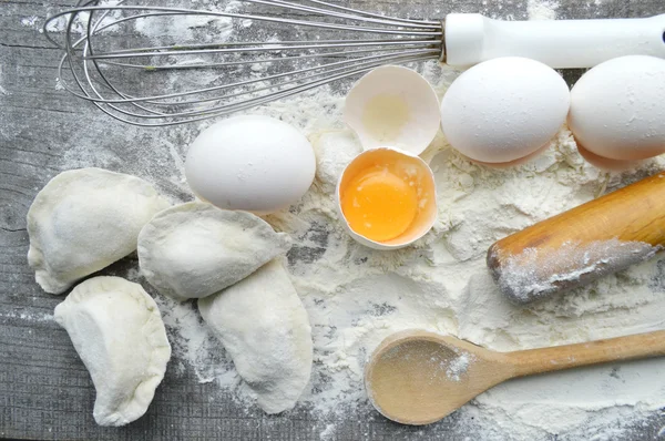 Stillleben mit rohen hausgemachten Nudeln und Zutaten für Pasta.. Prozess des Kochens pasta.the Prozess der Herstellung hausgemachter Knödel, leckeres Mittagessen — Stockfoto