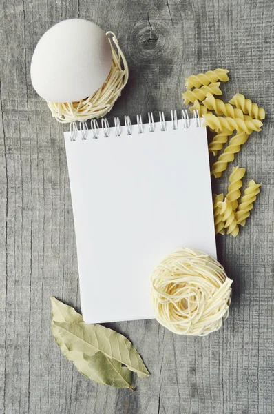 Rezeptbuch, Notizblock, Kochen, Gewürze auf Holzgrund — Stockfoto