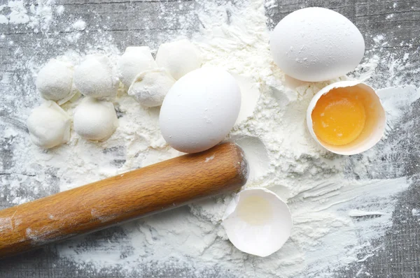 Bodegón con pasta casera cruda e ingredientes para pasta — Foto de Stock