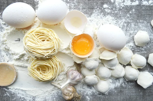 Stillleben mit hausgemachter roher Pasta und Zutaten für Pasta — Stockfoto