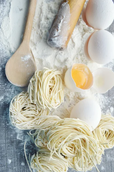 Stillleben mit hausgemachter roher Pasta und Zutaten für Pasta — Stockfoto