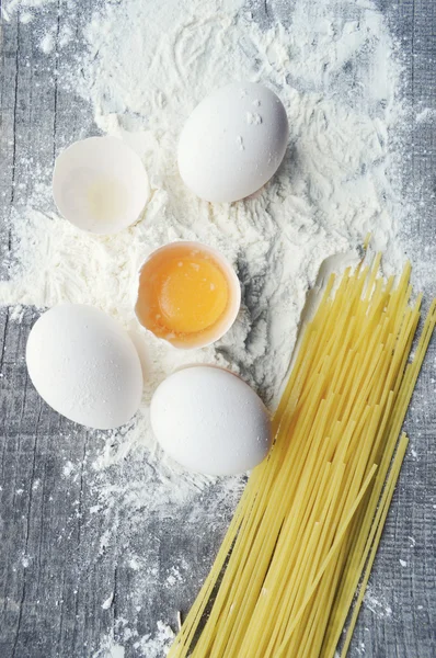 Stillleben mit hausgemachter roher Pasta und Zutaten für Pasta — Stockfoto