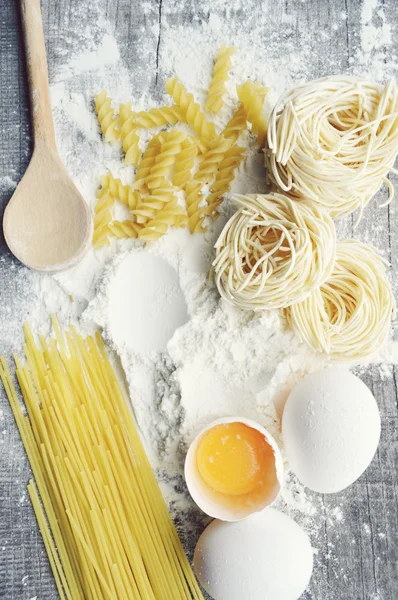 Stilleben med rå hemgjord pasta och ingredienser för pasta — Stockfoto