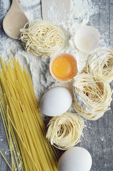 Stilleben med rå hemgjord pasta och ingredienser för pasta — Stockfoto