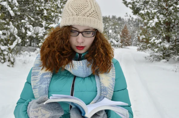 Młoda dziewczyna czytania książki w winter park — Zdjęcie stockowe