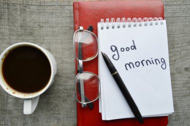 E-book.Notepad,reading bardak, fincan sıcak kahve ahşap arka plan üzerinde.