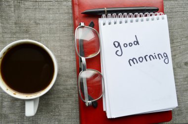 E-book.Notepad,reading bardak, fincan sıcak kahve ahşap arka plan üzerinde.