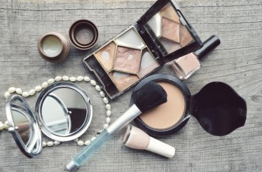 Makyaj Eyeliner fırçası ile kozmetik, makyaj ve fırçalar, toz, puf, rimel, göz kalemi ahşap masa ayarla şişe