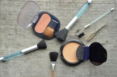 Makyaj Eyeliner fırçası ile kozmetik, makyaj ve fırçalar, toz, puf, rimel, göz kalemi ahşap masa ayarla şişe