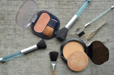 Makyaj Eyeliner fırçası ile kozmetik, makyaj ve fırçalar, toz, puf, rimel, göz kalemi ahşap masa ayarla şişe