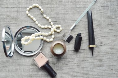 Makyaj Eyeliner fırçası ile kozmetik, makyaj ve fırçalar, toz, puf, rimel, göz kalemi ahşap masa ayarla şişe