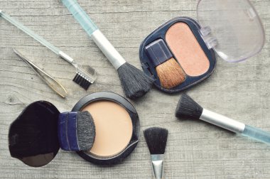 Makyaj Eyeliner fırçası ile kozmetik, makyaj ve fırçalar, toz, puf, rimel, göz kalemi ahşap masa ayarla şişe
