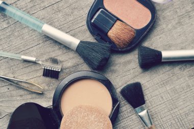 Makyaj Eyeliner fırçası ile kozmetik, makyaj ve fırçalar, toz, puf, rimel, göz kalemi ahşap masa ayarla şişe