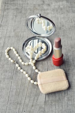 Makyaj Eyeliner fırçası ile kozmetik, makyaj ve fırçalar, toz, puf, rimel, göz kalemi ahşap masa ayarla şişe