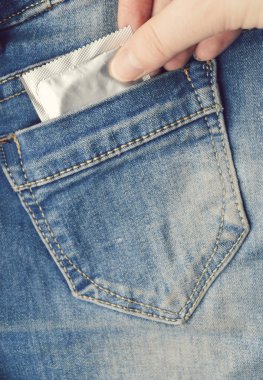 Prezervatif mavi kot pantolon cebinde