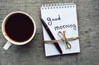 E-book.Notepad,reading bardak, fincan sıcak kahve ahşap arka plan üzerinde.