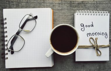 E-book.Notepad,reading bardak, fincan sıcak kahve ahşap arka plan üzerinde.