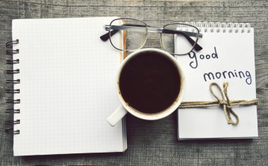 E-book.Notepad,reading bardak, fincan sıcak kahve ahşap arka plan üzerinde.
