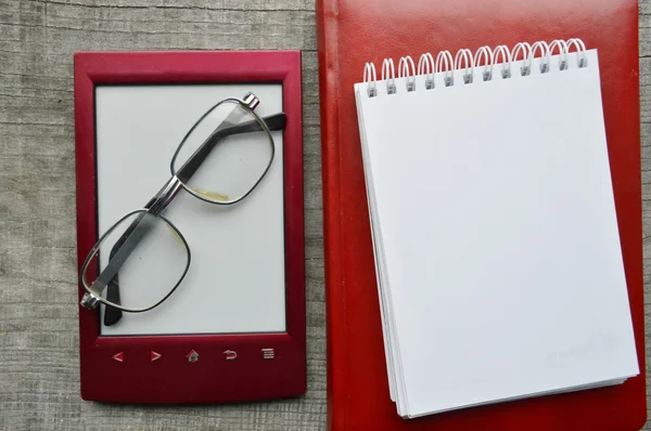 E-Book auf Holzgrund. Notizblock, Tagebuch, Schallplatte, Lesebrille — Stockfoto