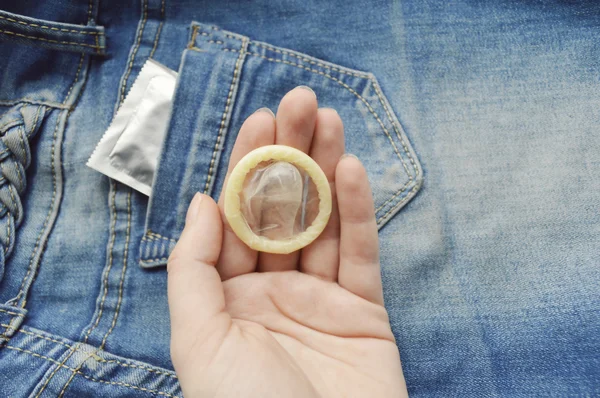 Preservativo no bolso azul jeans — Fotografia de Stock