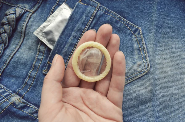청바지 주머니에 콘돔 — 스톡 사진