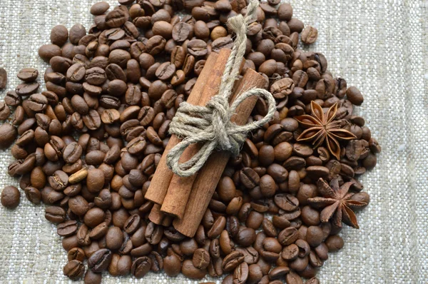 Granos de café, palitos de canela, anís estrellado, especias — Foto de Stock