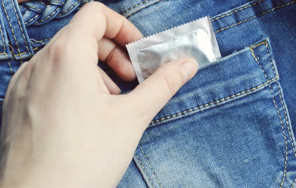 Προφυλακτικό στην τσέπη του τζιν μπλε — Φωτογραφία Αρχείου